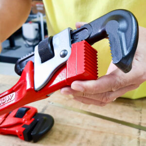 Heavy duty pipe wrenches PW-AD – Sizes span from 150 mm to 900 mm, serving light service to industrial heavy pipelines.