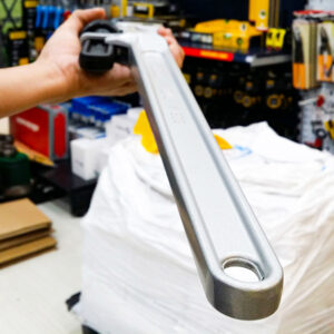 Heavy duty pipe wrenches PWDAL – Fully floating hook jaw with spring suspension ensures quick grip and release.