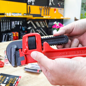 Pipe wrenches PW-SD cover pipe capacities between 22 mm (1/2″) and 102 mm (3-1/2″).