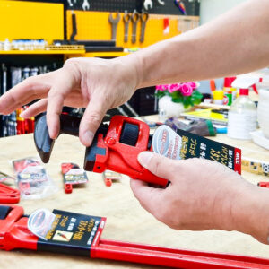 Pipe wrenches PW-SD have weight classifications from 0.20 kg (PW-SD15) to 7.00 kg (PW-SD90).