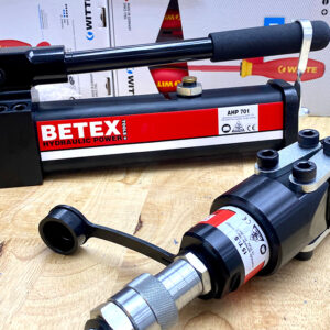 Hydraulic spreader BETEX 15 TLS delivers 15-ton lifting force at 700 bar, supporting vertical alignment and controlled separation.