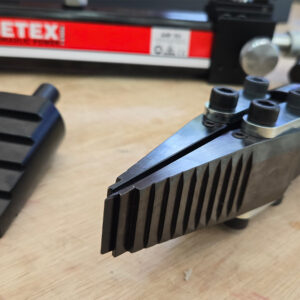 The stepped safety block enhances BETEX 15 TLS stability, preventing shifting when the wedge is disengaged.