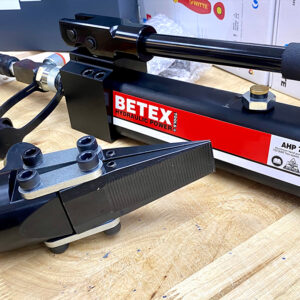 BETEX 15 TLS integrates with standard 700 bar pumps and hoses, eliminating setup incompatibility in workshops.