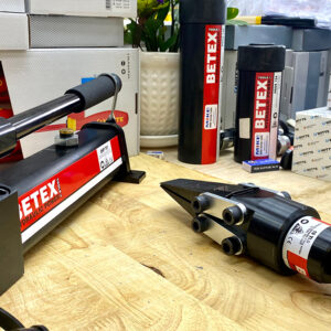 A single-acting design gives the hydraulic spreader BETEX 15 TLS simple, efficient control for perpendicular lifting.