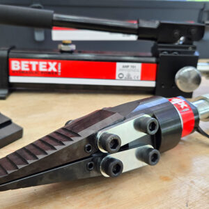 The BETEX 15 TLS hydraulic spreader’s 5 mm thin nose fits narrow gaps inaccessible to regular lifting wedges.