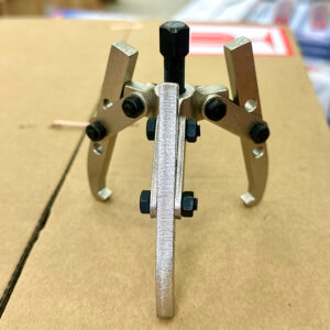 Configurable jaw reach allows the Universal bearing puller BETEX MP15/16 to handle extended or compact assemblies.