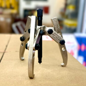 Precision-engineered jaws on the Universal bearing puller BETEX MP15/16 maintain alignment during axial force application.