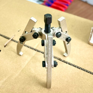 Universal bearing puller BETEX MP15/16 integrates self-locking jaws to prevent slippage under operational loads.