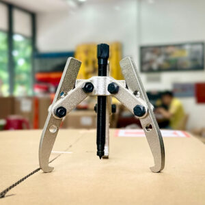 With adjustable jaws, the Universal bearing puller BETEX MP15/16 ensures stable gripping across multiple component sizes.