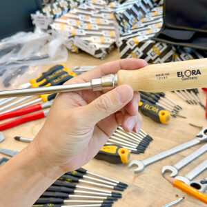 ELORA 600-S6 supports technicians needing both slotted and Phillips profiles with stable wooden handles.