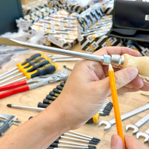 Compact storage and transport for the ELORA 600-S6 are ensured with the roll-up pouch protecting handles and blades.