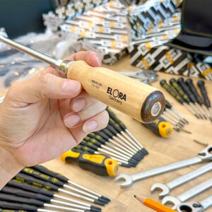 A black commemorative roll pouch organizes the ELORA 600-S6 set with individual slots for each driver.